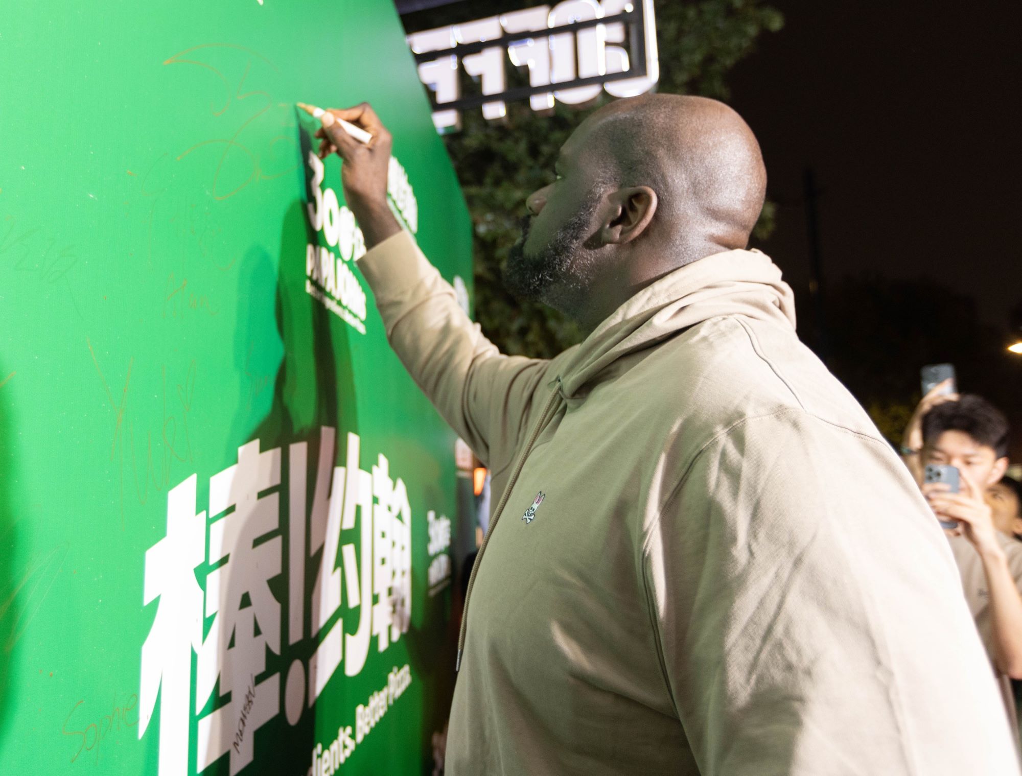 Shaq helps open the 300th Papa Johns restaurant in China