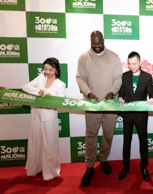 Shaq helps open the 300th Papa Johns restaurant in China